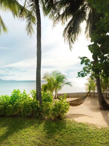 Palmengesäumter Strand mit Hängematte und Meerblick im Santiburi Koh Samui