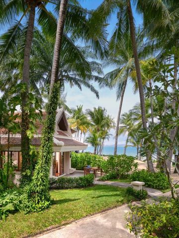 Grüne Gartenlandschaft mit Palmen in Strandnähe
