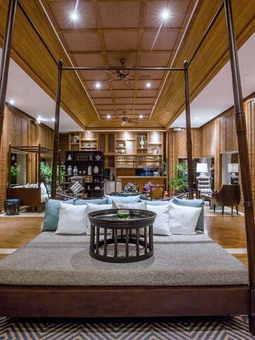 Elegante Hotellobby aus Holz mit gemütlicher Sitzecke