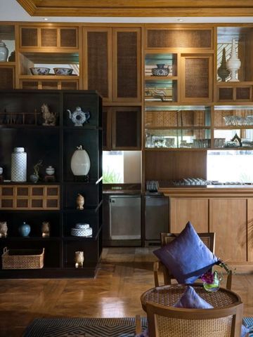 Stilvoll dekorierter Aufenthaltsbereich mit Regalen und Holzelementen