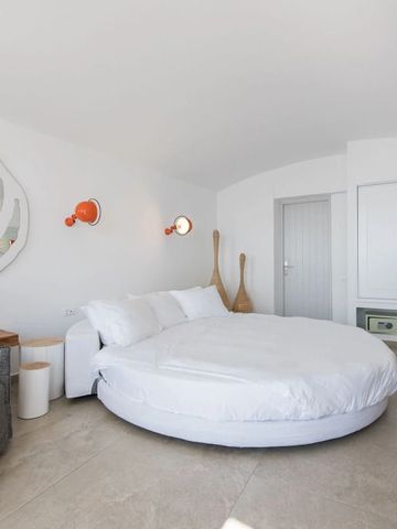 Schlafzimmer mit rundem Bett und stilvoller Beleuchtung