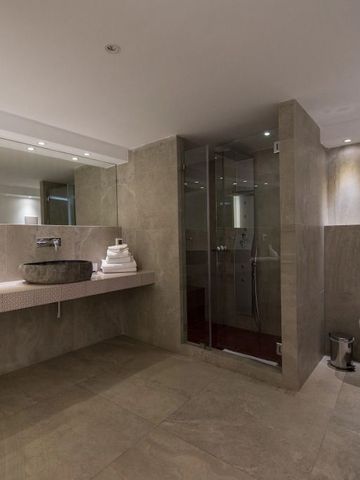 Elegantes Badezimmer mit moderner Dusche und stilvollem Waschbecken