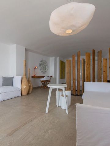 Elegantes Wohnzimmer mit minimalistischer Einrichtung und sanftem Licht