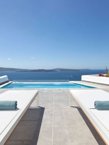 Panoramablick über das Meer von der Terrasse mit weißem Pool