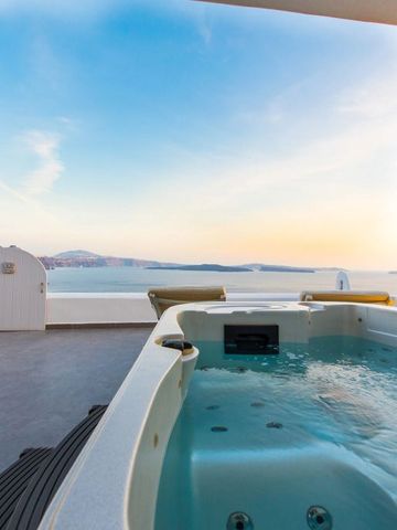 Whirlpool auf Balkon mit atemberaubendem Meerblick bei Sonnenuntergang