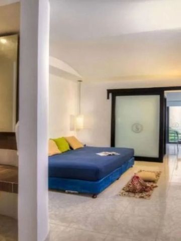 Moderne Suite mit großem Bett, Sofa und Spiegel