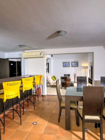 Gemütlicher Essbereich mit Bar und gelben Barhockern