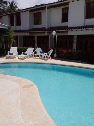 Privater Pool mit Liegestühlen vor einer Villa Santorini