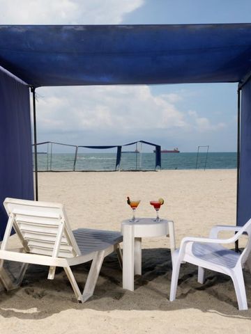 Strand mit Sitzbereich und Blick auf das Meer Santorini