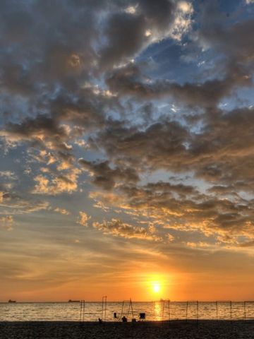 Atemberaubender Sonnenuntergang am Strand von Santorini