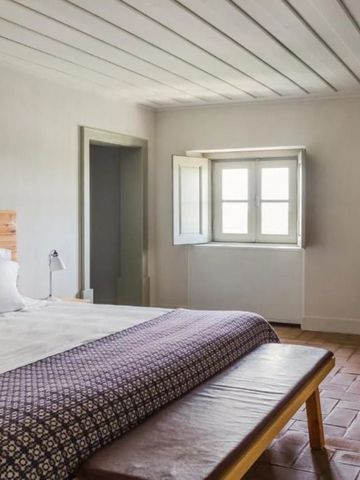 Elegantes Zimmer mit Holzboden, Fenster und Dekor im Landhausstil