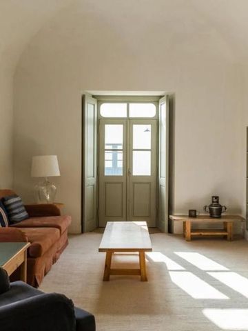 Heller Wohnbereich mit Sofa, Tisch und Tageslicht