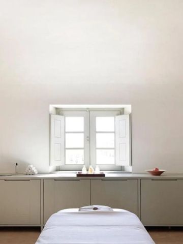 Wellnessraum mit Massagetisch und dezentem Licht