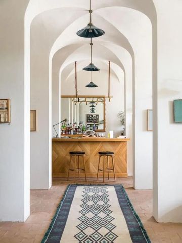 Elegante Bar mit Hockern in einer gewölbten Halle