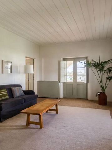 Geräumiges Wohnzimmer mit Sofa und Holztisch