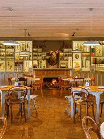 Restaurant mit rustikalem Interieur und Jagdtrophäen einerseits