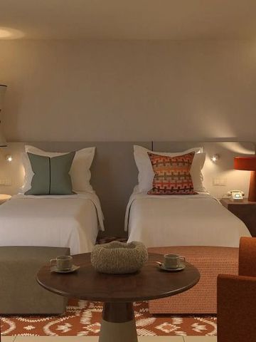 Zweibettzimmer mit dezenter Beleuchtung und geschmackvollen Dekors