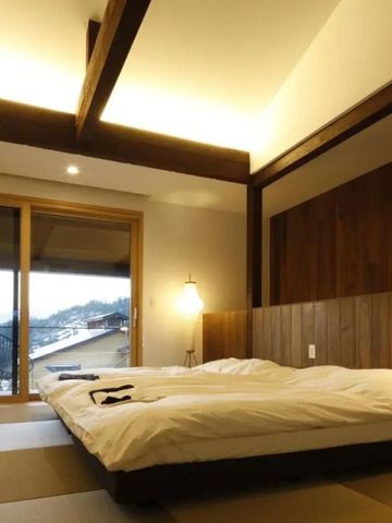 Zimmer mit Holzdetails und Fenster mit Blick auf verschneite Landschaft