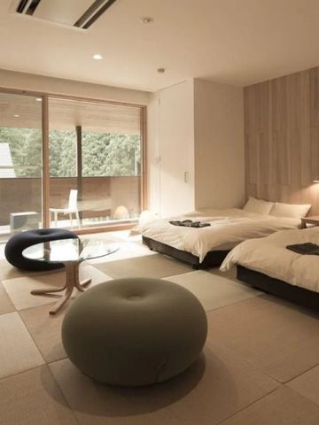 Geräumiges Zimmer mit großen Fenstern und moderner Einrichtung