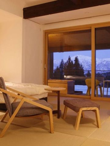 Modernes Zimmer mit Holzdetails und Panoramablick auf die verschneiten Berge