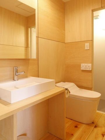 Stilvolles Badezimmer mit Holzwänden und modernem Waschbecken