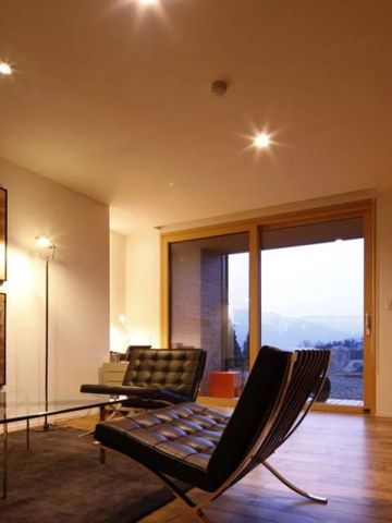 Modern eingerichtetes Hotelzimmer mit Bergblick durch große Fenster