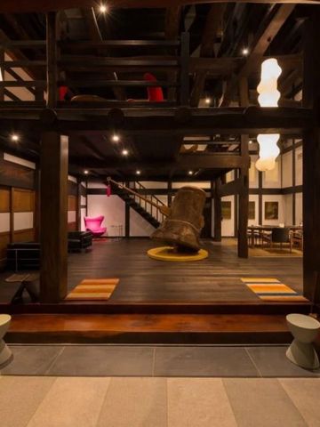 Geräumige Hotellobby mit traditionellem japanischem Design und modernen Elementen