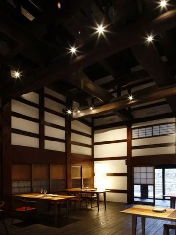 Stimmungsvolles Restaurant mit Holzakzenten und modernen Möbeln