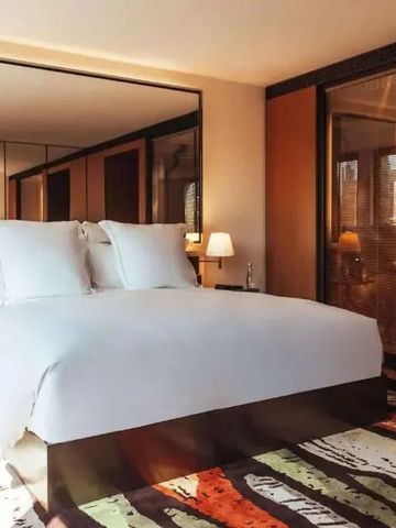 Modernes Hotelzimmer mit großem Doppelbett und eleganten Dekorationen