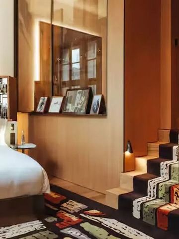 Hotelzimmer mit Treppe und dekorativen Elementen