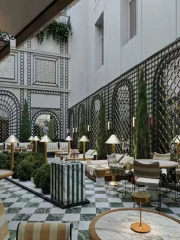 Eleganter Innenhof mit stilvollen Sitzgelegenheiten und grüner Dekoration