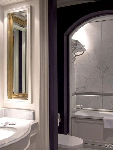 Luxuriöses Badezimmer mit Marmor und großen Spiegeln im Schlosshotel Berlin