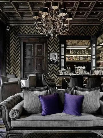 Opulente Lounge mit Sofas und Kronleuchter im luxuriösen Ambiente