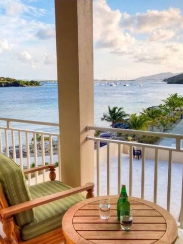 Balkon mit atemberaubendem Meerblick und eleganter Sitzgelegenheit