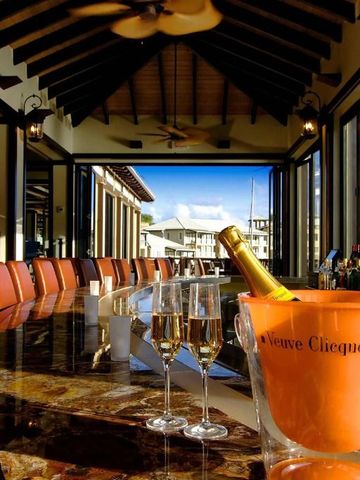 Champagnerbar im Freien mit Blick auf den Yachthafen