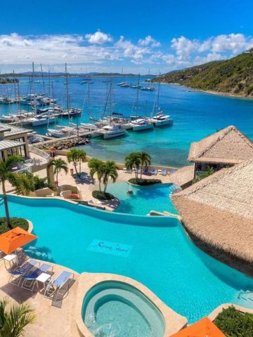 Infinity-Pool mit Blick auf das Meer und Yachten in der Bucht