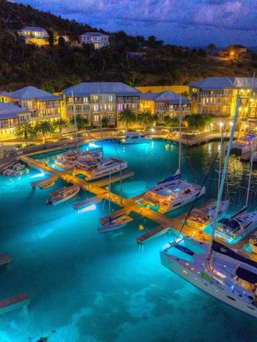 Beleuchteter Hafenbereich des Resorts bei Nacht