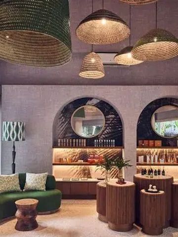 Eleganter Spa-Bereich mit dekorativen Elementen und gemütlichen Sitzgelegenheiten.