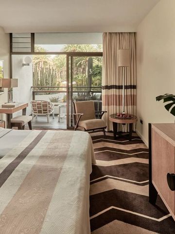 Modernes Hotelzimmer mit Blick auf Balkon und stilvoller Einrichtung.