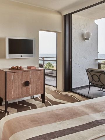 Hotelzimmer mit Balkon und beeindruckendem Meerblick.