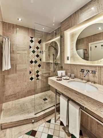 Luxuriöses Badezimmer mit großer Dusche und moderner Beleuchtung