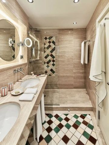 Elegantes Badezimmer mit Doppelwaschbecken und Regenwalddusche