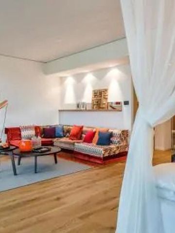 Gemütlicher Wohnbereich mit farbenfrohen Kissen im Hotel Seezeitlodge