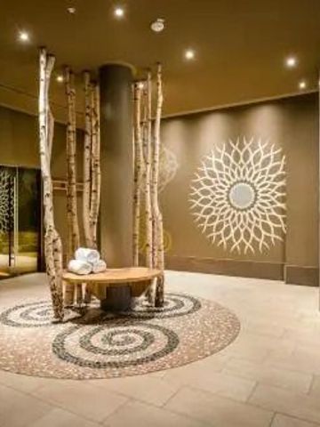 Elegantes Spa mit modernen Holz- und Natursteinelementen