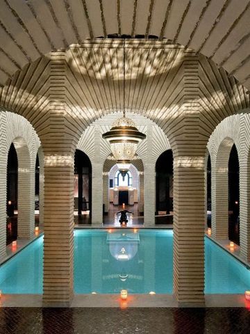 Architektonisch beeindruckender Innenpool mit dekorativen Bögen