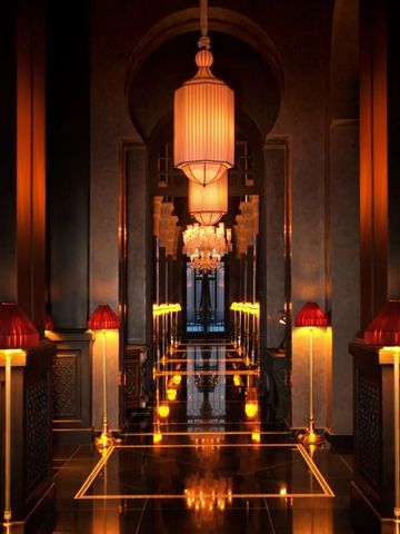 Opulenter, beleuchteter Hotelflur mit eleganter Einrichtung und Kronleuchtern