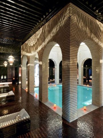 Eleganter Innenpool mit arabischer Mosaikarchitektur und stilvoller Beleuchtung