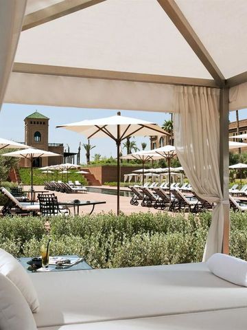 Entspannungsbereich mit bequemen Liegen und Sonnenschirmen im Garten