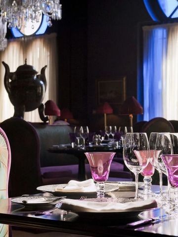 Elegante Tischdekoration mit Kristallgläsern und violetten Akzentfarben im Restaurant