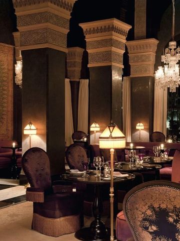 Luxuriöses Restaurant mit orientalischem Design und sanfter Beleuchtung